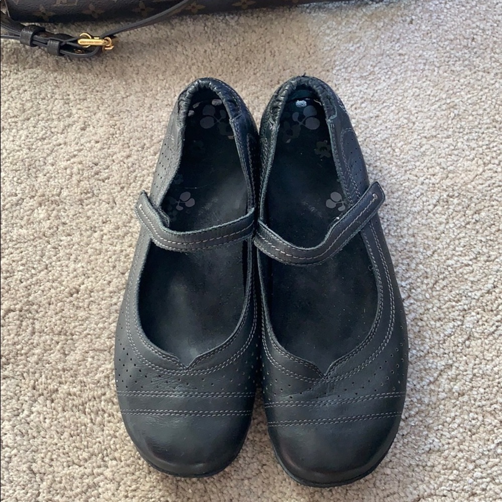 Taos Footwear Black Mary Jane Flats